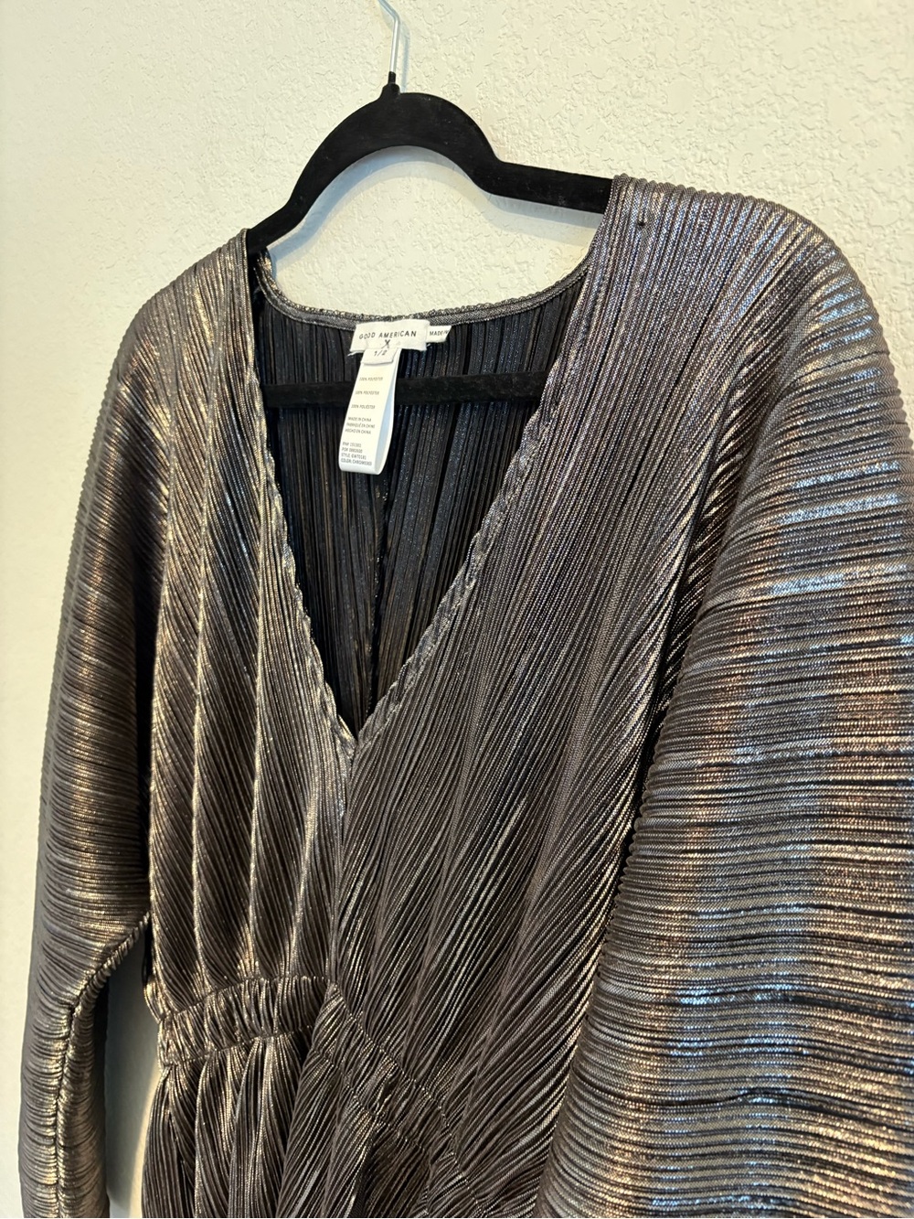Good American Metallic Plissé Peplum Top Chrome Silver Pleated Blouse Size 1/2 - Picture 5 of 16